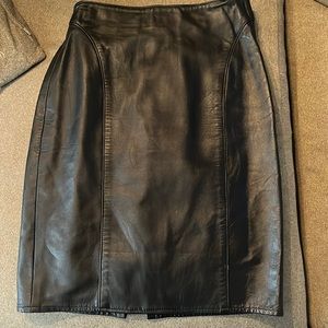 Knee length black leather skirt side zipper 22 inches. Knee length. Classic